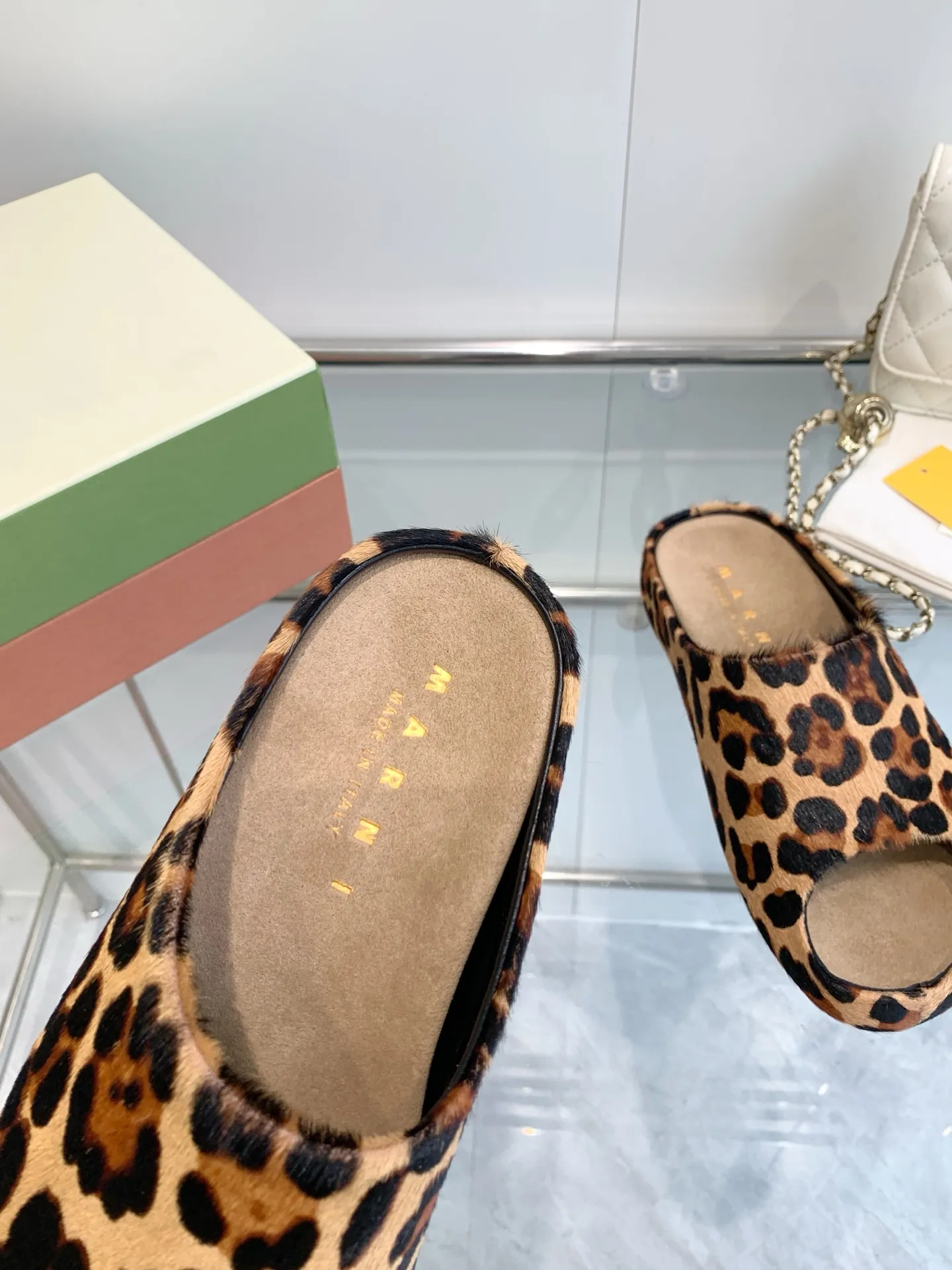 👟👟Ex-factory price 480👟👟 Men's size +10 Marni's new 🍌Banana slippers with mark thread hand-sewn LOGO, high-end style and cute footbed, MARNI's banana slippers are simply a fashion favorite to wear outside the home. You no longer have to worry about odor and foot sweat. Fabric: high mercerized cowhide suede. Lining: imported sheepskin lining. Foot pads: high mercerized cowhide suede. Outsole: Original molded rubber anti-slip outsole Female: 36-40 Male 40-46
